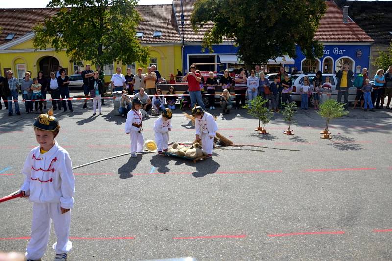 Hasičská soutěž v netradiční štafetě a požárním útoku ve Stráži nad Nežárkou. 