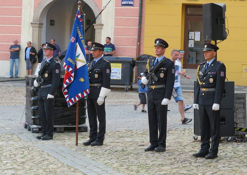 V rámci oslav města Jindřichův Hradec a připomenutí 30. výročí vzniku moderní policie uniformovaní policisté a členové Hradní stráže koncertovali na náměstí Míru. Předány byly i ceny Policista roku 2020.