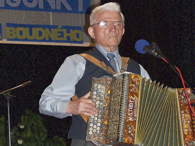 Jeden z nejstarších heligonkářů, více než osmdesátiletý František Kolba z Ledenic. 