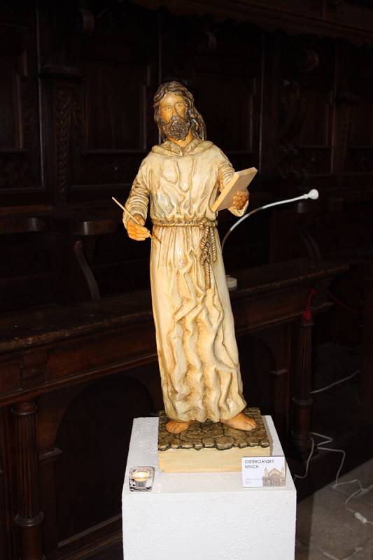 V kostele sv. Jana Křtitele je k vidění výstava Betlémy a dřevořezby Jiřího Bürgera.