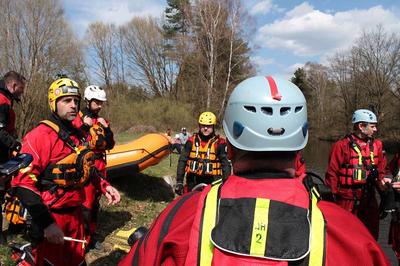 U zabijáckého jezu Pilař poblíž obce Majdalena na řece Lužnici trénovali hasiči celý čtvrtek záchranu tonoucích osob, která může být smrtelně nebezpečná i pro ně.