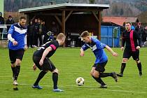 Fotbalisté společného týmu Číměře a bystřického béčka (v modrých dresech) porazili v 16. kole dačickou rezervu 3:0.