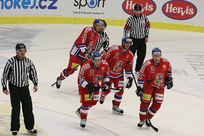 Čeští hokejisté odehráli v Jindřichově Hradci před osmi lety dva duely s Lotyšskem. Tomu úvodnímu předcházel ceremoniál, při němž byl zimní stadion  přejmenován na počest tragicky zesnulého odchovance hradeckého hokeje Jana Marka.