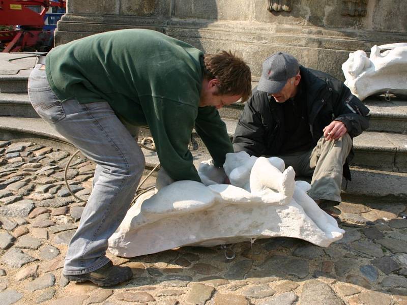 Sochy na Mariánském sloupu na náměstí Míru v J. Hradci se dočkaly oprav