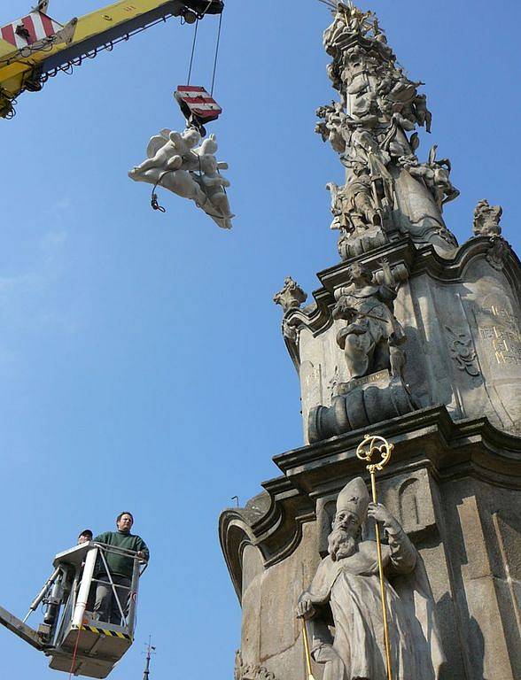 Sochy na Mariánském sloupu na náměstí Míru v J. Hradci se dočkaly oprav