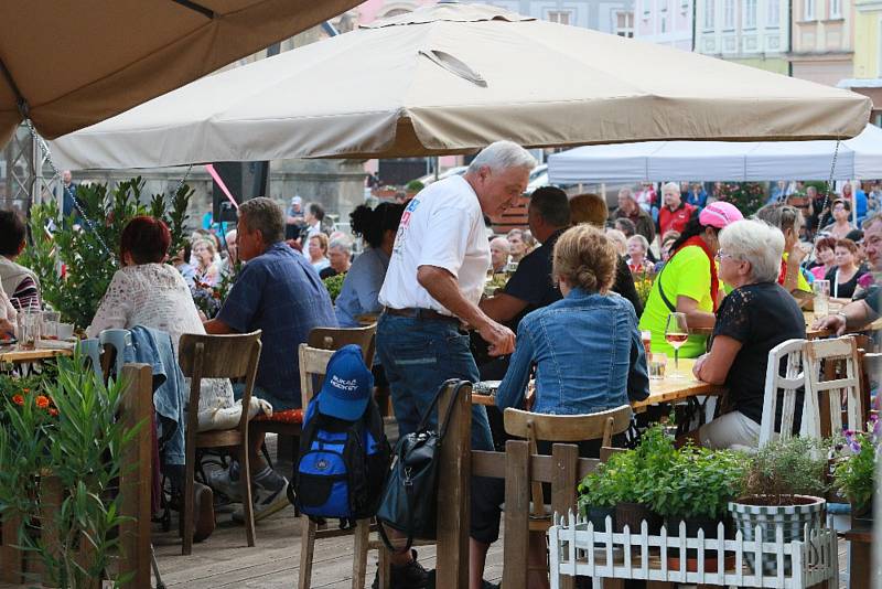 Hradecké náměstí Míru rozezněla kapela Želiborů a přátelé.