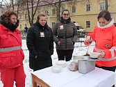 Český červený kříž společně s farní charitou v Jindřichově Hradci rozdávají polévku potřebným.