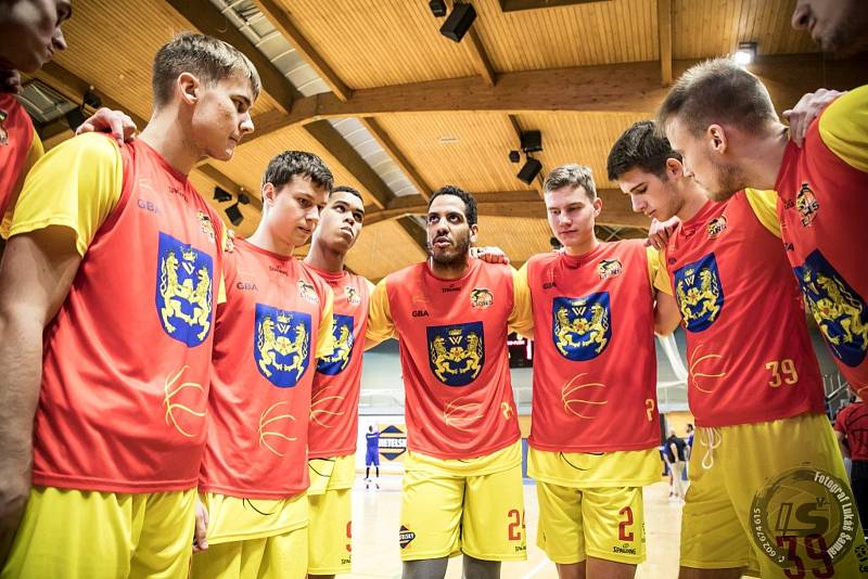 Jindřichohradečtí basketbalisté (ve žlutém) porazili v 10. kole I. ligy Plzeň 90:69 a ve skupině Západ zůstávají stoprocentní.