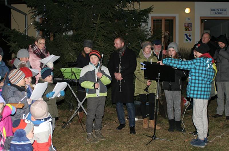 V Lužnici si koledy zazpívali i s dětmi z místní mateřinky a základní školy.