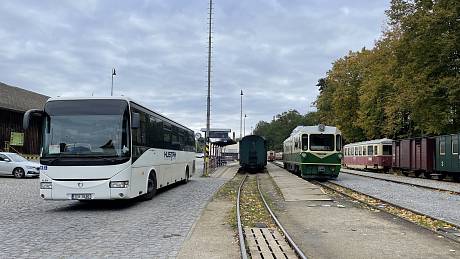 Vlakovou dopravu na úzkokolejce nahradily od 3.října autobusy.