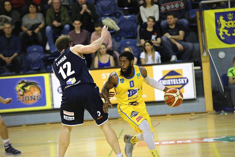 Vyrovnané utkání s Děčínem ztratili jindřichohradečtí basketbalisté až v samotném závěru.