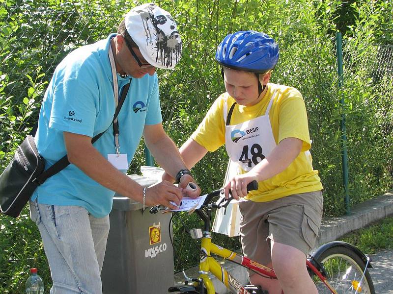 Cyklisté dostávali za splněné disciplíny razítka.