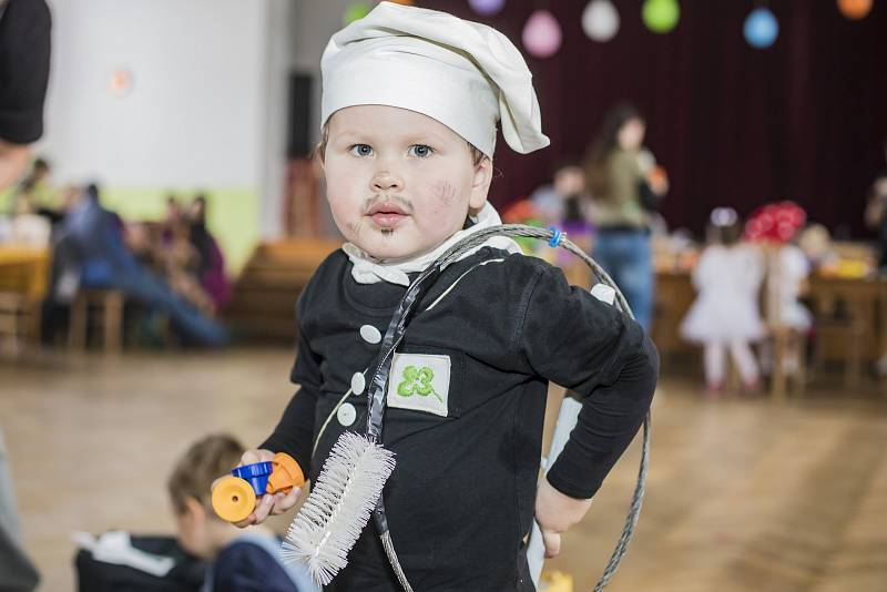 Děti ve Zdešově, místní části Jarošova nad Nežárkou, se bavily na karnevalu.