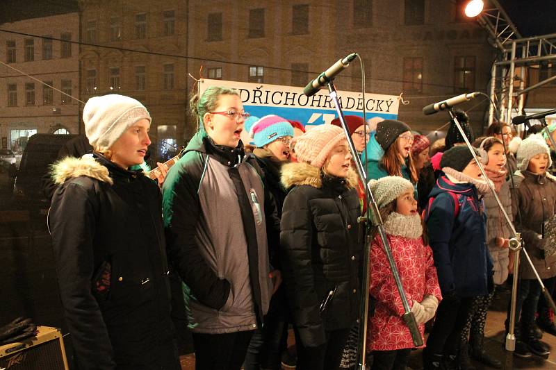 Česko zpívá koledy na jindřichohradeckém náměstí Míru. Začátek programu.
