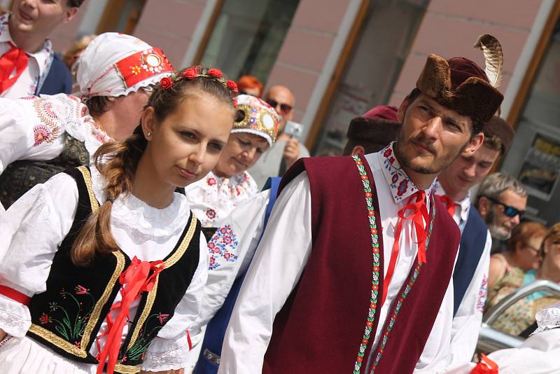 Malí i velcí. Přes sto krojovaných účastníků z jihočeských folklorních skupin se účastnilo průvodu.