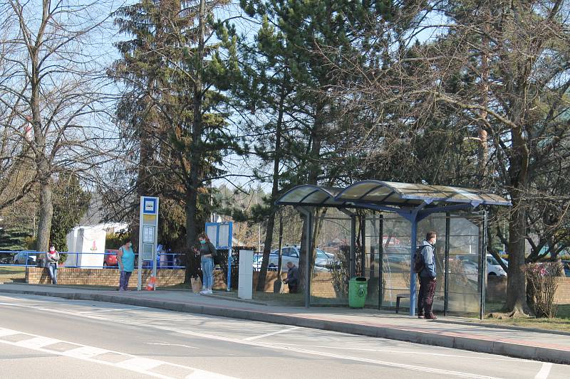 Cestující jsou zodpovědní a do autobusů nastupují zahaleni v roušce, šále nebo šátku.