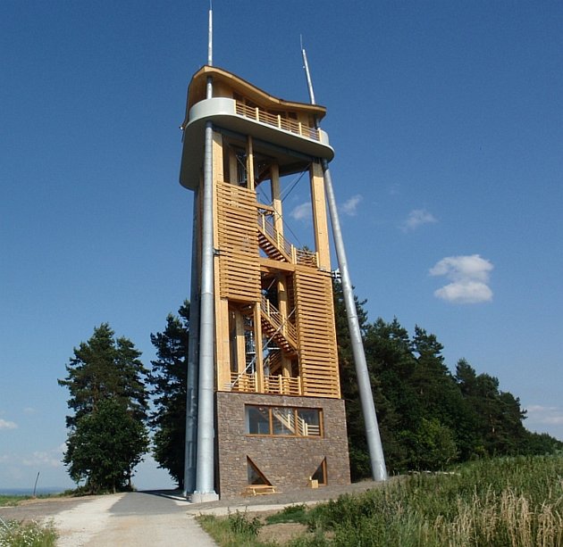 Rozhledna v Děbolíně leží 6 km od Jindřichova Hradce. Je volně přístupná každý den od 8 do 20 hodin v období od dubna do října. Vede na ní 102 železných nebo 128 dřevěných schodů.