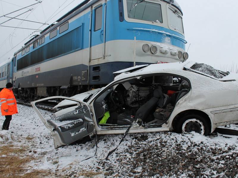Za J. Hradcem na železničním přejezdu u letiště se srazil rychlík s osobním autem. Řidič i jeho spolujezdec utrpěli těžká zranění. 