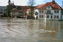 POVODNĚ na jaře 2006 v Dačicích. Připravovaná protipovodňová opatření by měla zalití této lokality zabránit.