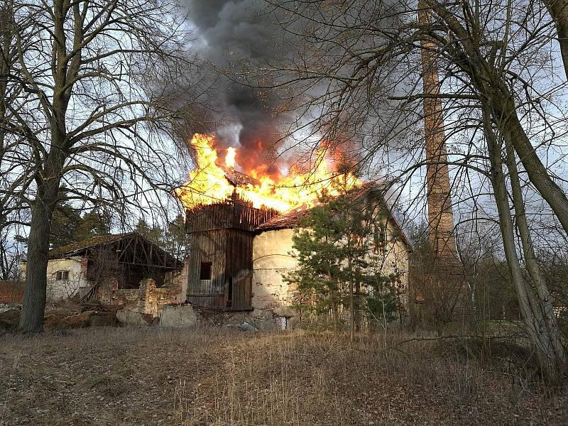 V neděli odpoledne vypukl požár v bývalém lihovaru ve Stráži nad Nežárkou.