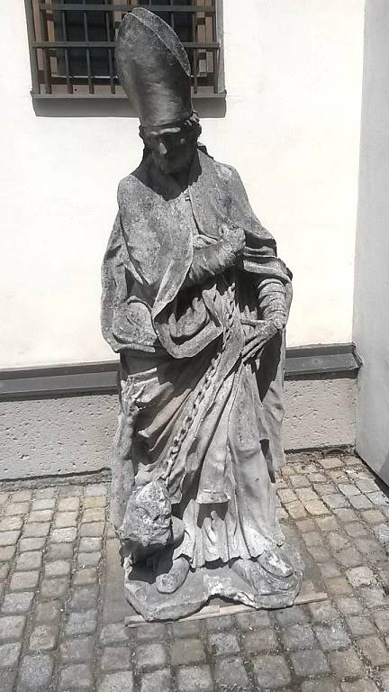Přesun sochy svatého Prokopa z mostu přes Dyji v Dačicích před jeho rekonstrukcí. 