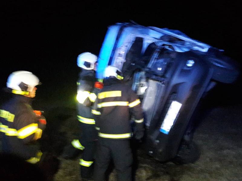 U Kunžaku vítr převrátil jedoucí dodávku. Ta skončila převrácená až v poli kus od silnice.