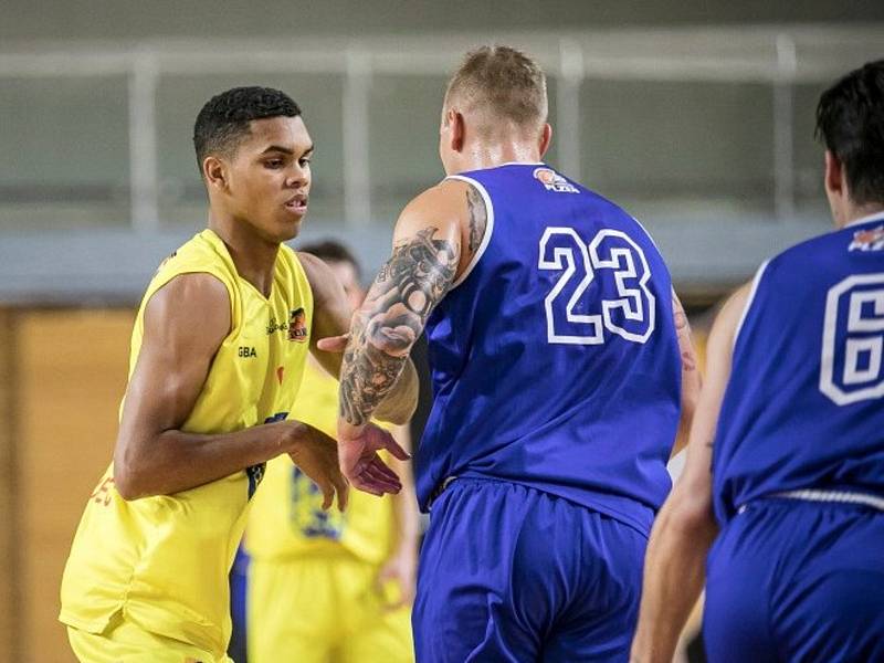 Jindřichohradečtí basketbalisté (ve žlutém) porazili v 10. kole I. ligy Plzeň 90:69 a ve skupině Západ zůstávají stoprocentní.