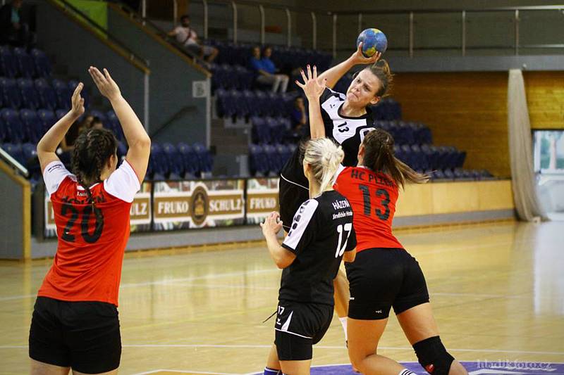 Jindřichohradecké házenkářky v úvodním kole I. ligy podlehly doma favorizované Plzni 29:35.