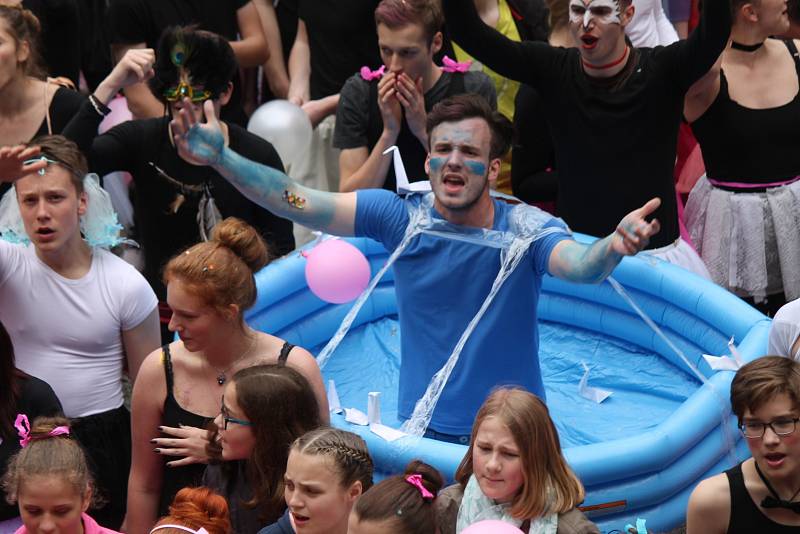 V pátek odpoledne se třetí zámecké nádvoří zaplnilo majálesovými maskami studentů čtyřech hradeckých středních škol.