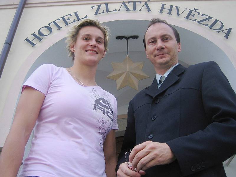 Barbora Špotáková  s ředitelem hotelu Zlatá Hvězda v Třeboni Petrem Šotem.