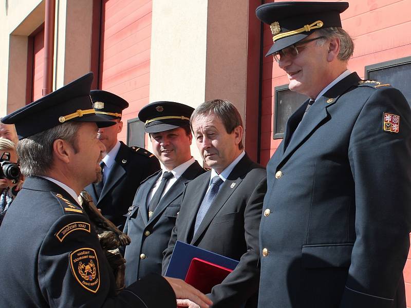 Jindřichohradečtí profesionální hasiči se rozloučili se svým ředitelem Janem Všetečkou, kterého od soboty nahradí Lukáš Janko.