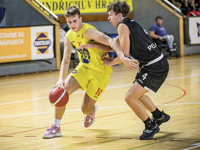 Basketbalisté GBA Lions Jindřichův Hradec (ve žlutém) ve třetím kole I. ligy deklasovali Pelhřimov 102:60.