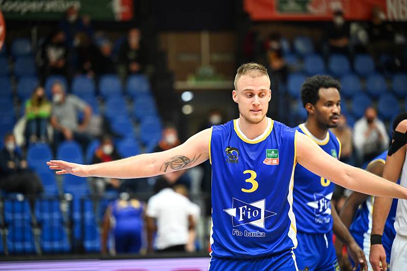 Basketbalisté mistrovského Nymburku (v bílém) v 11. kole KNBL porazili Jindřichův Hradec vysoko 116:75