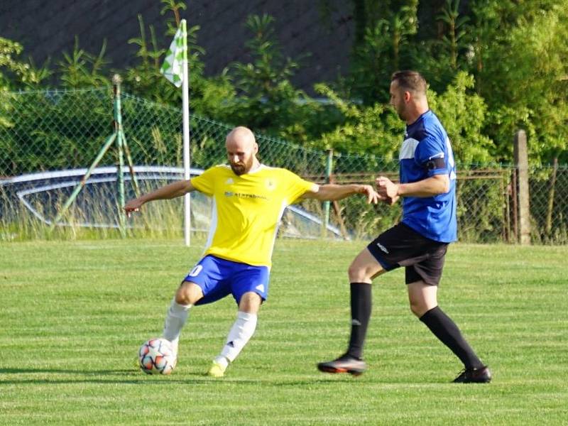 Fotbalisté Stráže (ve žlutých dresech)  deklasovali Číměř na její půdě 8:1 a před posledním kolem živí naději na titul přeborníka okrese.