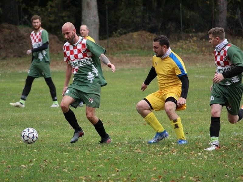 Fotbalisté Plavska (ve žlutém) absolvovali podzim bez jediného bodu a po porážce s Rapšachem 1:4 uzavírají tabulku OS sk. A. Foto: archiv SK Rapšach