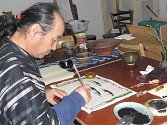 Musakazu Kusakabe (na snímku) se kromě projektování pecí na výpal keramiky a samotného hrnčířství věnuje také malování. O svém díle napsal i obsáhlou knihu. Věří, že tradiční pálení keramiky ohněm má své jedinečné a neopakovatelné kouzlo.