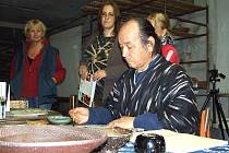Musakazu Kusakabe (na snímku) se kromě projektování pecí na výpal keramiky a samotného hrnčířství věnuje také malování. O svém díle napsal i obsáhlou knihu. Věří, že tradiční pálení keramiky ohněm má své jedinečné a neopakovatelné kouzlo.
