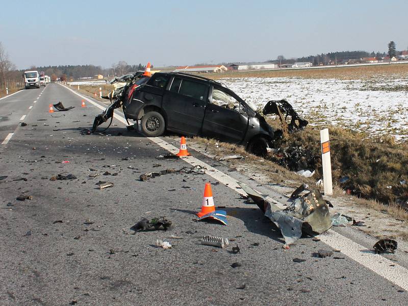 V pondělí se na hlavním tahu z Lomnice nad Lužnicí na Veselí nad Lužnicí, a to u Frahelže střelo osobní auto s nákladní tatrou. Řidič (44 let) v osobní autě zraněním podlehl.