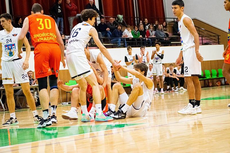 Jindřichohradečtí basketbalisté (v červeném) zvítězili v 12. kole I. ligy na palubovce Pelhřimova 86:50.