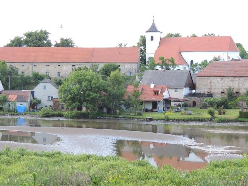 Pohled na Budečský rybník, jehož hráz a výpustní zařízení jsou v havarijním stavu. 