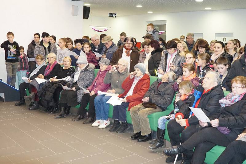 V Českých Velenicích si lidé vyrazili zazpívat koledy do Fenixu.