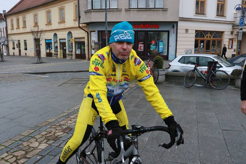 Příznivci jindřichohradecké cyklistiky uvítali nový rok tradiční vyjížďkou.