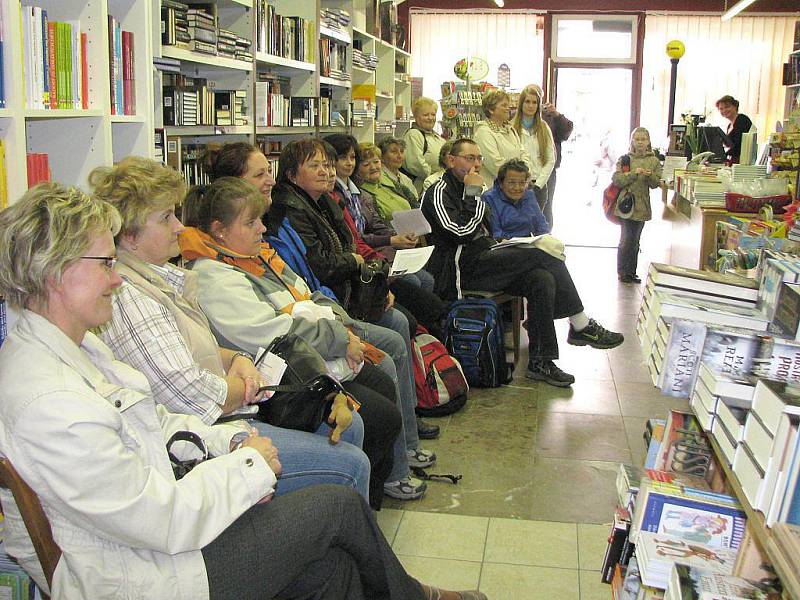 Beseda a autogramiáda s Lubou Skořepovou v Jindřichově Hradci. 