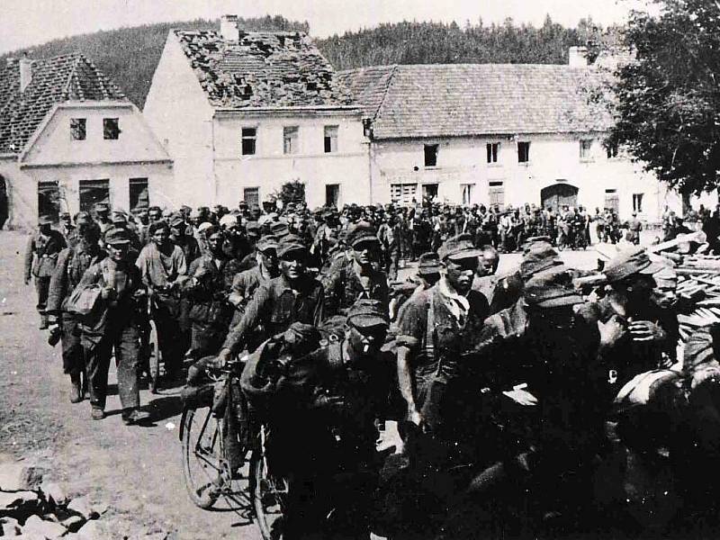 Mirotice 1945 - procházející kolona německých vojáků obcí - náměstím po 5. květnu 1945