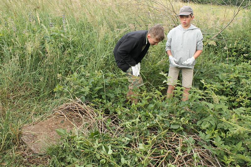 O chátrající hřbitov v klášteře se postarali mladí skauti.