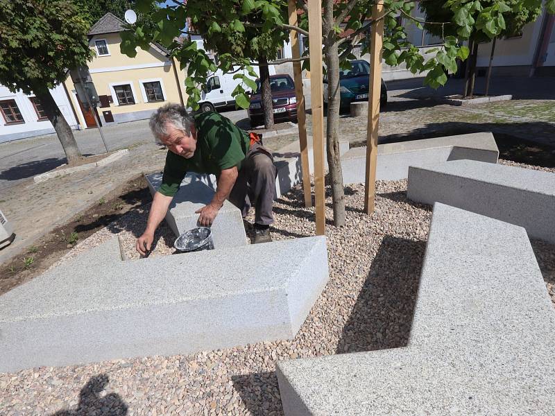 Akademický sochař Vladimír Krninský dokončuje práci na židovském pomníku, který zřídil spolek Zikaron na Zákosteleckém náměstí v Hradci.