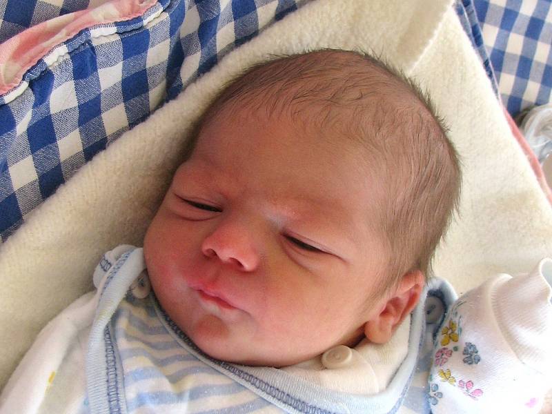 Šimon Karas z Hrutkova se narodil 5. dubna 2013 Tereze Karasové. Vážil 2730 gramů a měřil 48 centimetrů.