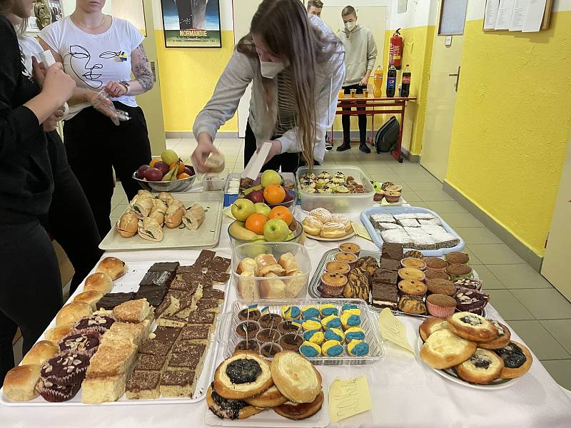 Studenti napekli nejrůznější druhy sladkého pečiva, nechyběly ani obložené bagety a ovoce.