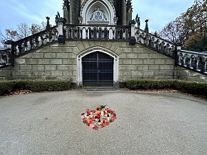 U vchodu do Schwarzenberské hrobky vzniklo improvizované pietní místo.