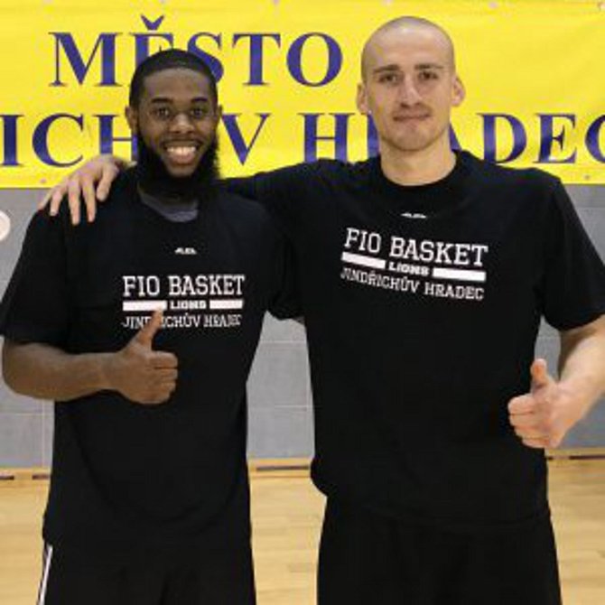 Nové posily hradeckých basketbalistů Američan De’Andre Upchurch (vlevo) a Srb Edi Sinadinovič.